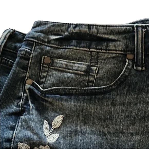 Torrid Blue Jean Cut Offs white rose embroidery zipper closure pockets NWT 26 - Picture 7 of 9